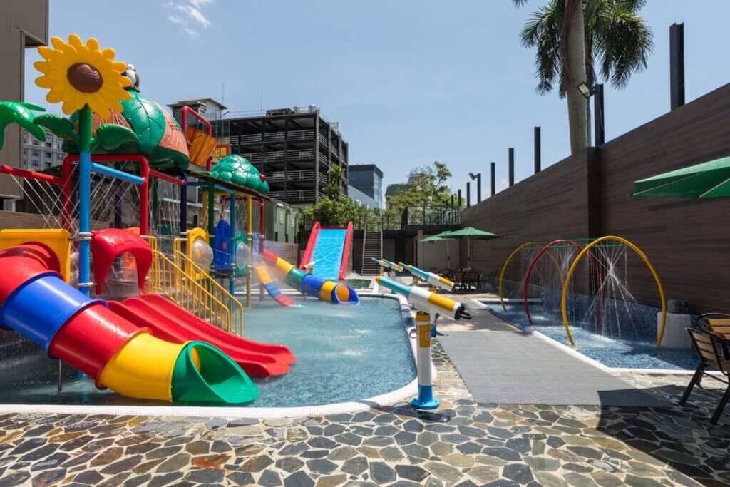 【2024礁溪旅遊】礁溪溫泉親子飯店推薦，室內賽車場及大型兒童戲水池！