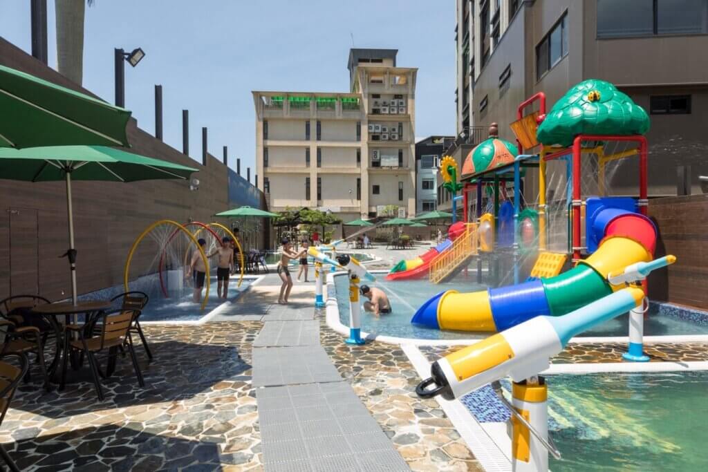 【2024礁溪旅遊】礁溪溫泉親子飯店推薦，室內賽車場及大型兒童戲水池！
